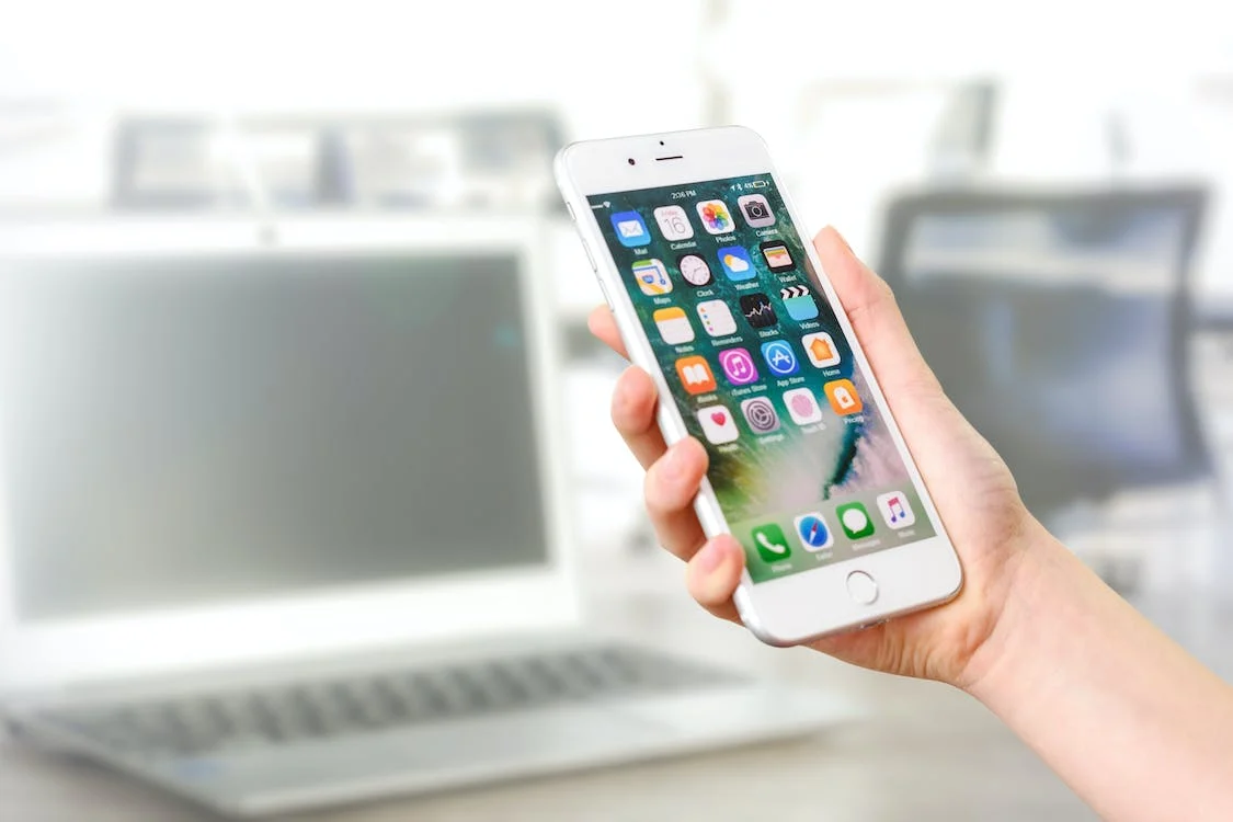 Governments use push notifications on phones to spy