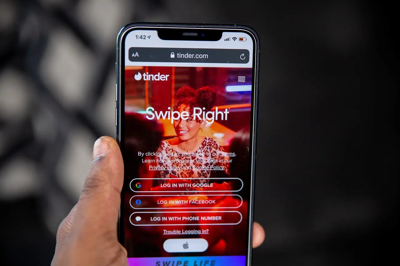 Dating app Tinder to start checking IDs in the UK