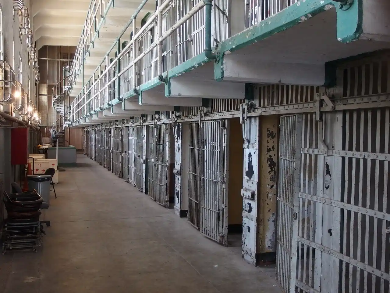 Prisoners escape jail after earthquake